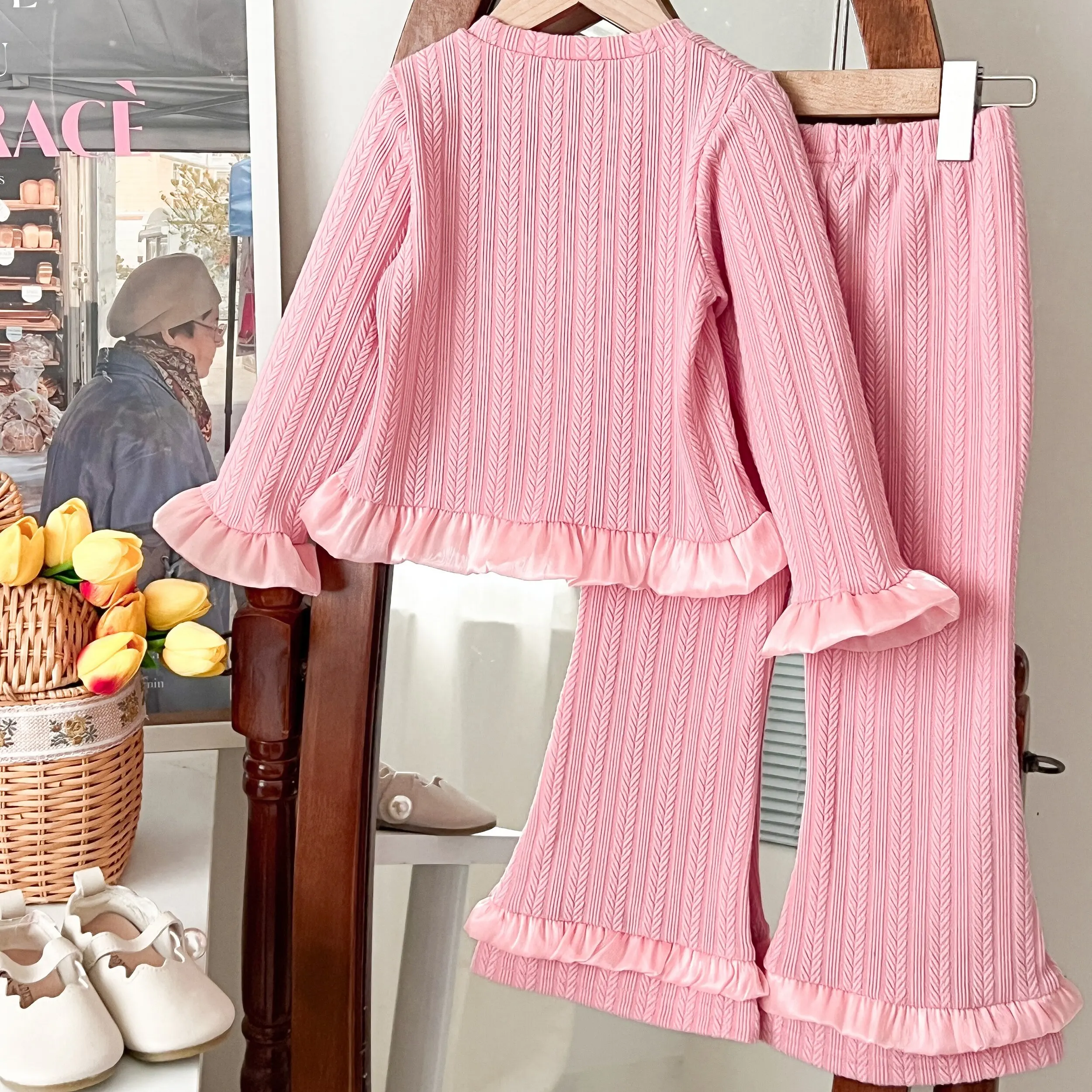 Kinderkleidung Mädchen Herbstmode Strukturiertes Langarm-Spitzenoberteil Schlaghose 2-teiliges Set Kinder Alltags-Freizeitkleidung – Detail 3