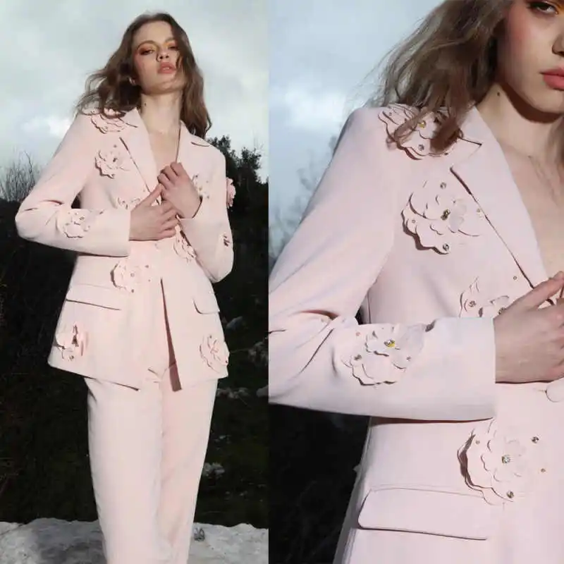 Customized Gorgeous Pink Suits For Women 2 Pieces Notched Lapel Pants Sets Handmade Flowers Crystal Blazers  Fashion Show Wear