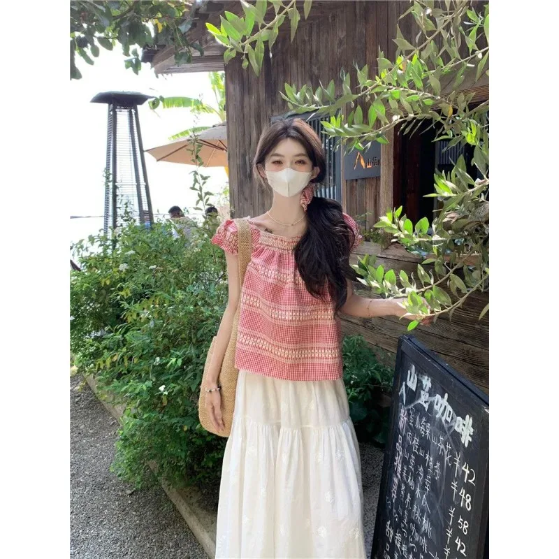 الوردي منقوشة قصيرة الأكمام المرأة 2025 صيف جديد الفرنسية الدوبامين نمط ارتداء دمية طوق فقاعة كم تي شيرت