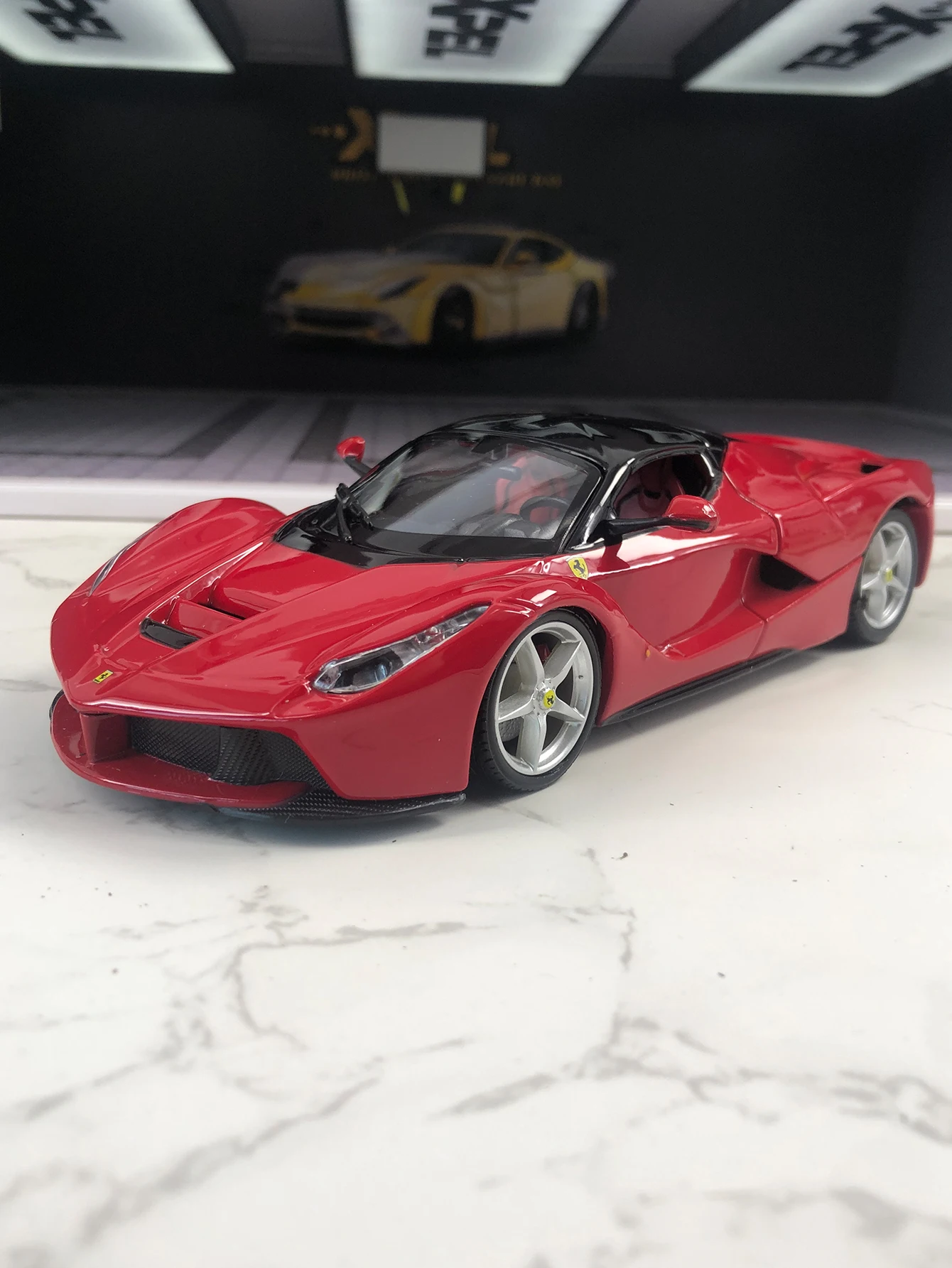 

Bburago 1:24 simulation zinc alloy Ferrari LaFerrari model car, static ornament, metal collectible gift car