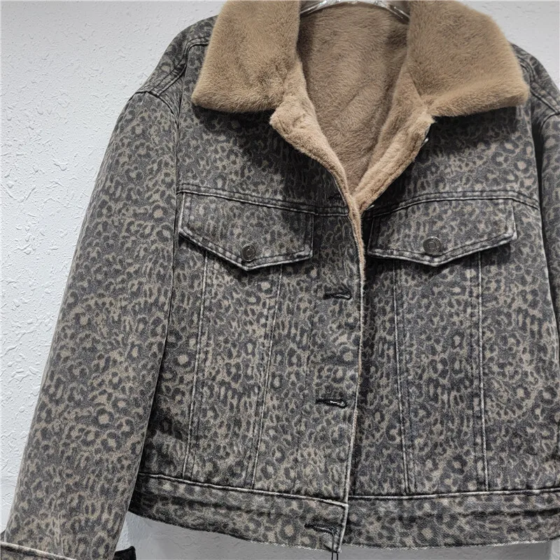WTHT 2025 الشتاء العصرية المرأة ليوبارد طباعة تقسم وهمية فرو المنك الدافئة الدنيم سترة موضة طويلة الأكمام معطف الإناث 1LS2618