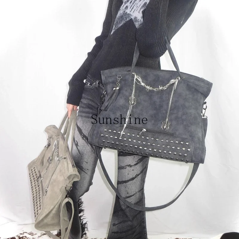 

Chain Design Vintage Large Capacity Punk Rivet Crossbody Commuter Bag