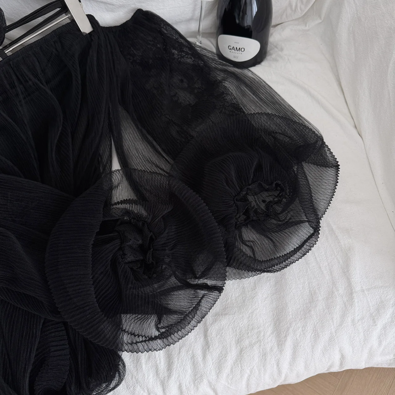 2025 Herfst 3D Bloem Off Schouder Losse Tops Mesh Pluizige Korte Slash Hals Zwarte Blouses voor Vrouwen