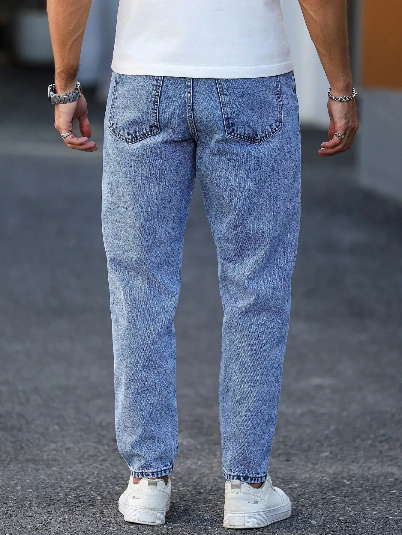 سراويل الدنيم المغسولة باللون الأزرق الفاتح للرجال بسيطة وكاجوال وعصرية ومناسبة للإظهار بأرجل طويلة ومتعددة الاستخدامات.