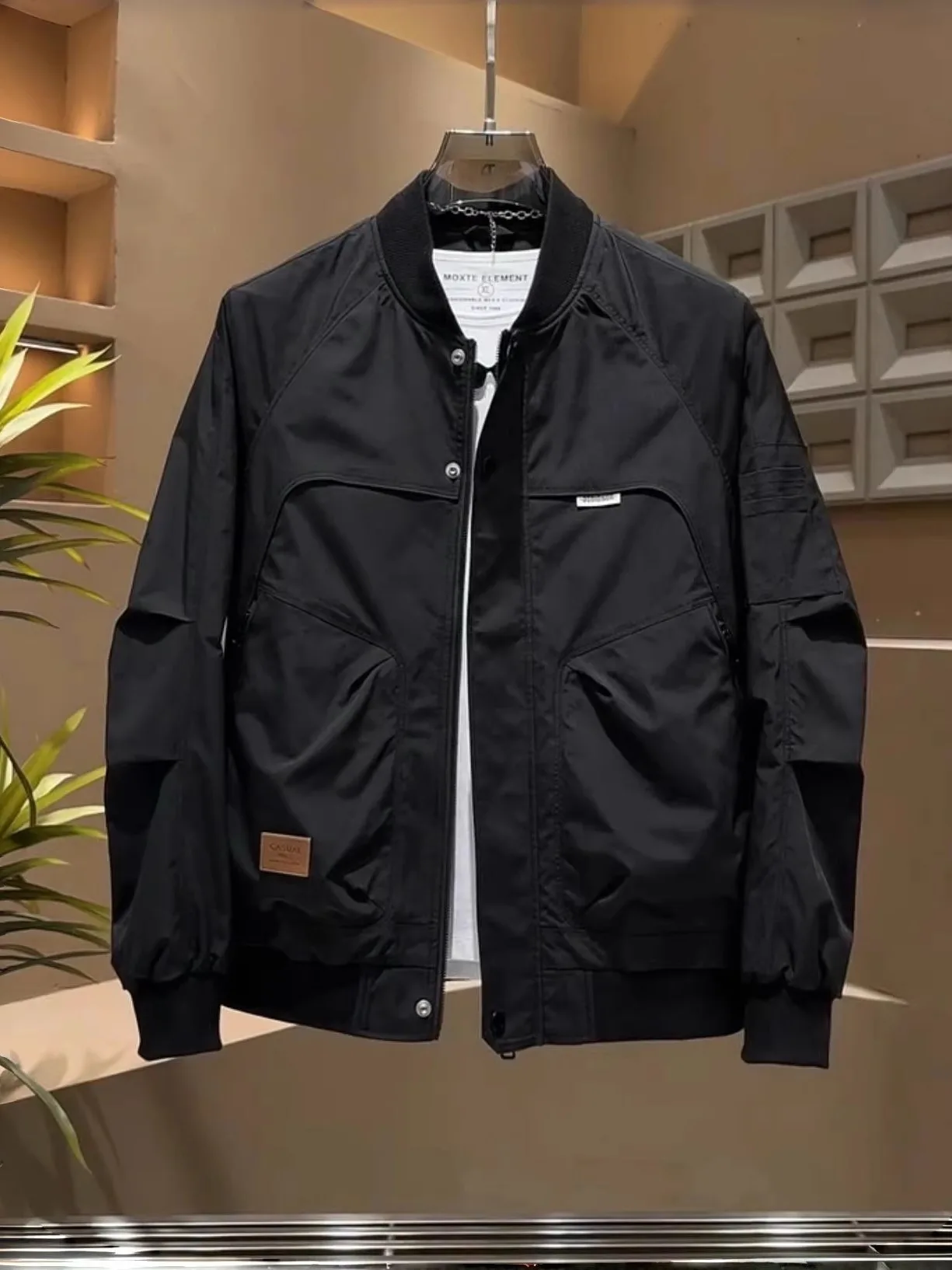 

Мужская модная демисезонная куртка-бомбер с воротником-стойкой, повседневная, простая, однотонная, в стиле рабочей одежды, на молнии, с декоративными элементами.