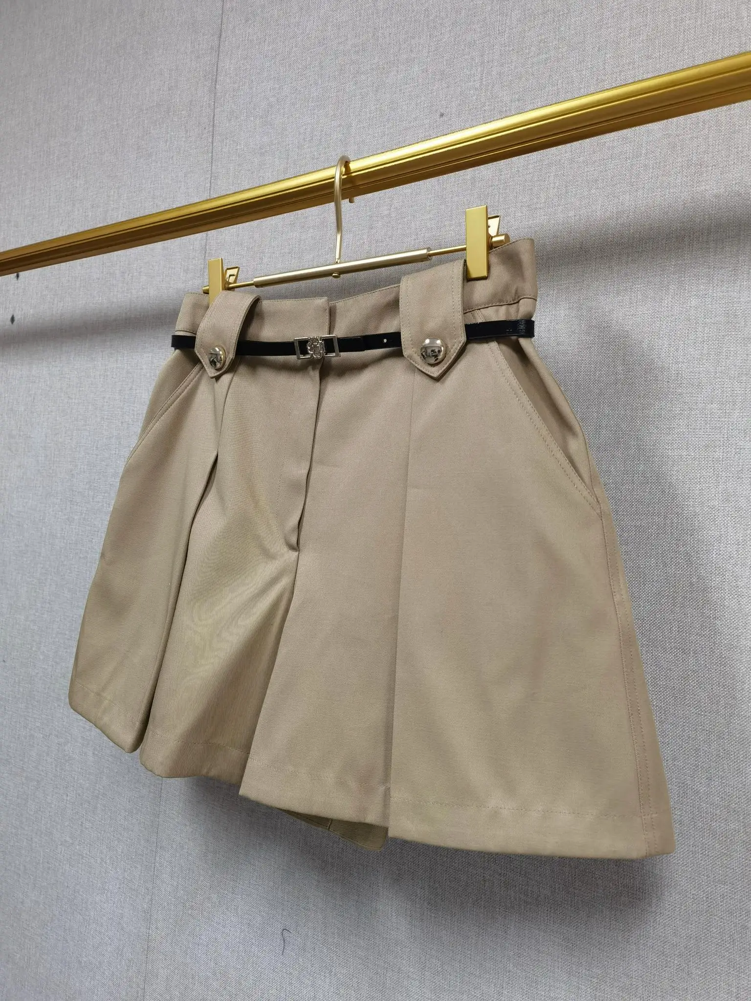 

Khaki Shorts For Women Wrinkle Design Belt Decoration High Waist A-Line Casual Shorts 2026 Spring New