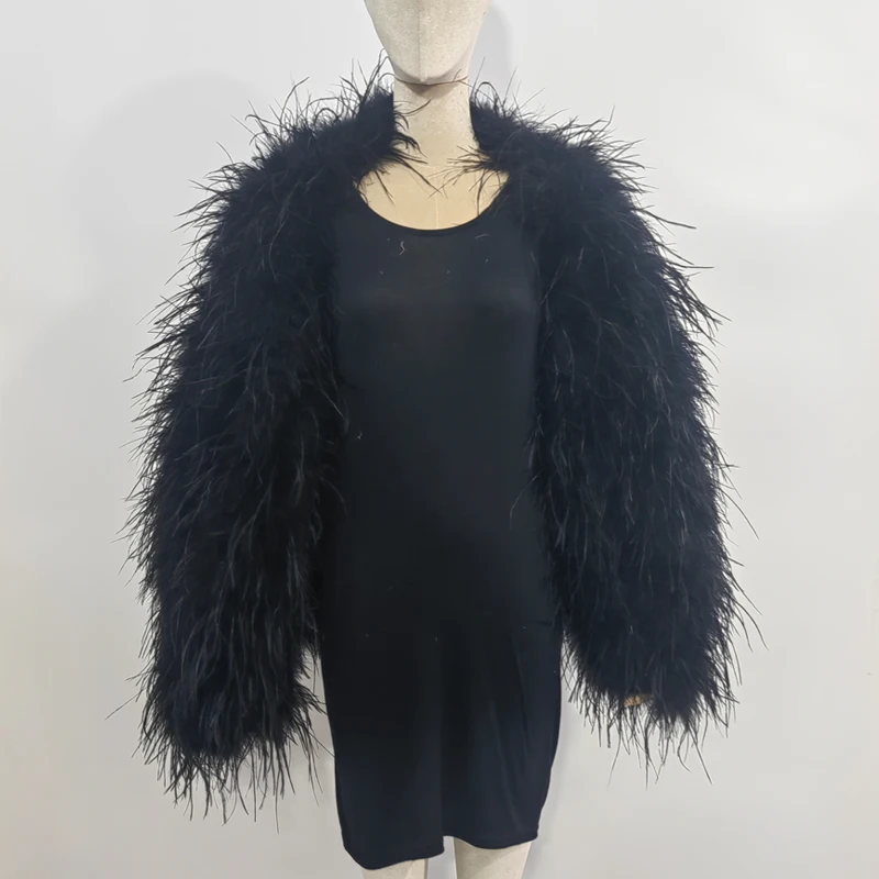Die Neueste Langarm-Strickjacke mit Straußenfedern Ist 70 Zentimeter Lang und Handgefertigt. Die Jacke ist elegant, bequem und lässig. – Detail 8