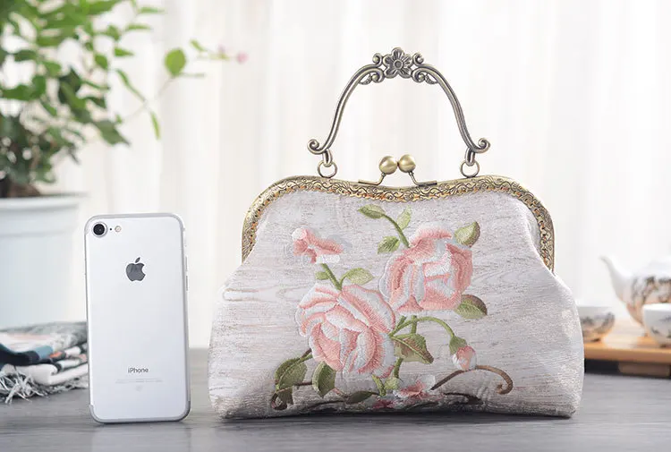 Lady Handmade Fabric Floral Embroidery Vintage Evening Handbag Women Fashion Chinese Traditional Victorian Luxury Messenger Bag