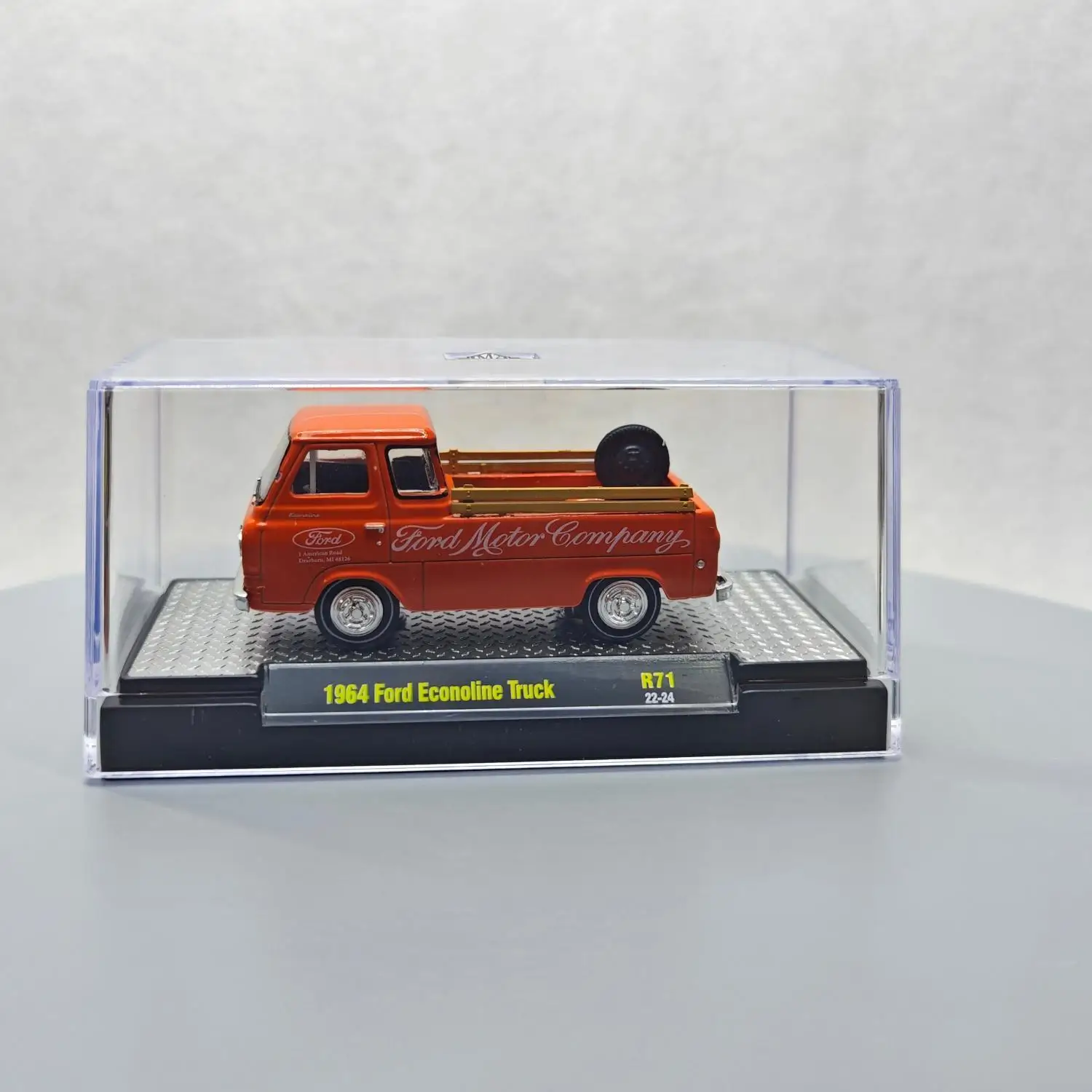 M2 Machines 1/64 1964 Ford Econoline Truck Orange R71 Die-cast Alloy Car Model Collection Display Toy Gift