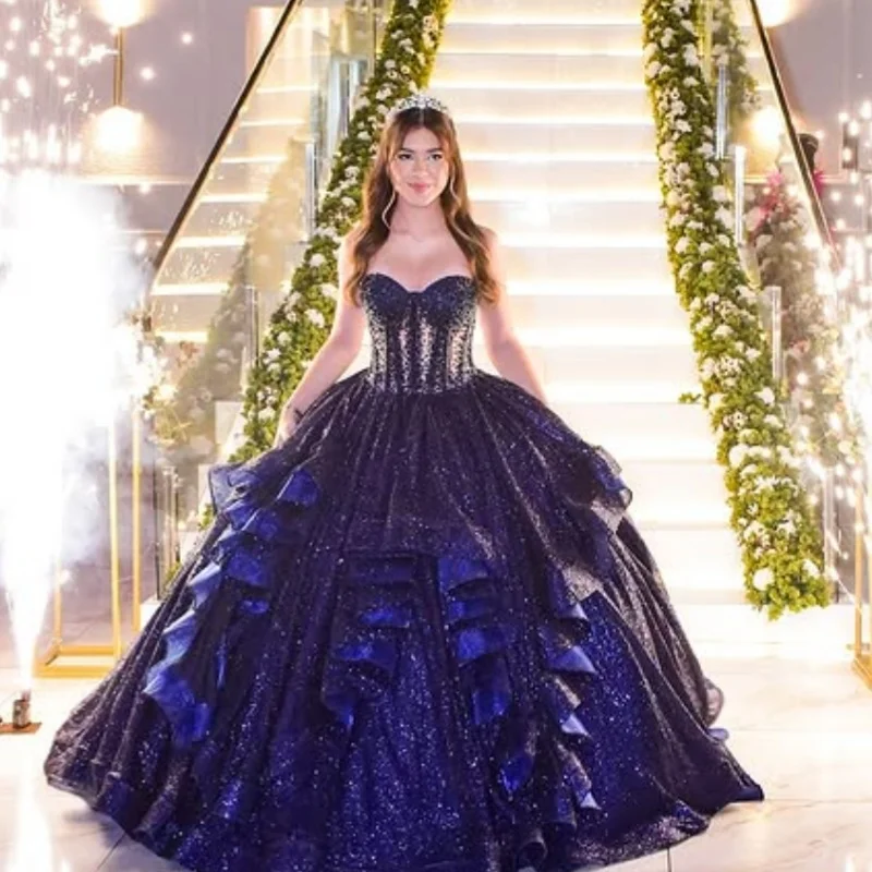 فستان Quinceanera باللون الأزرق الداكن اللامع من الدانتيل بطبقات مكشوفة الأكتاف من التول والكريستال فيستدوس دي 15 Quinceanera ﻿ تخصيص