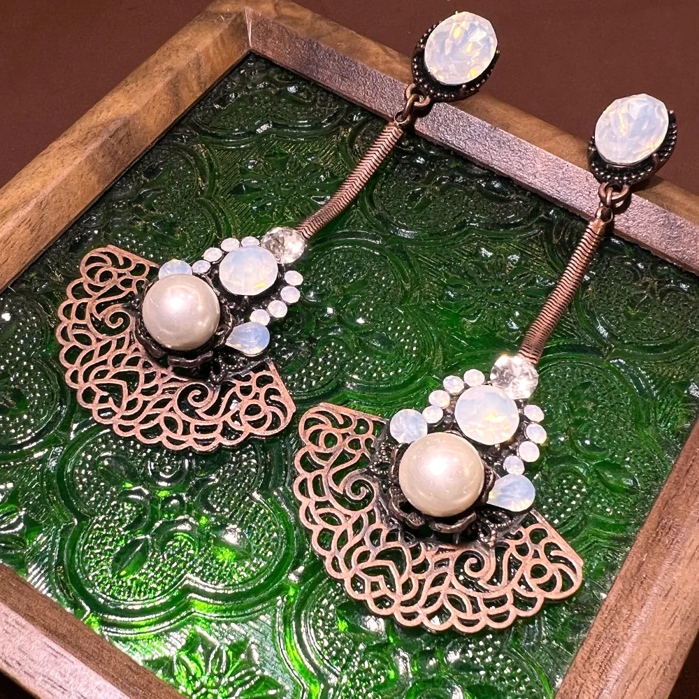Original new Chinese bronze fan-shaped pearl earrings vintage niche court style texture high-end ear