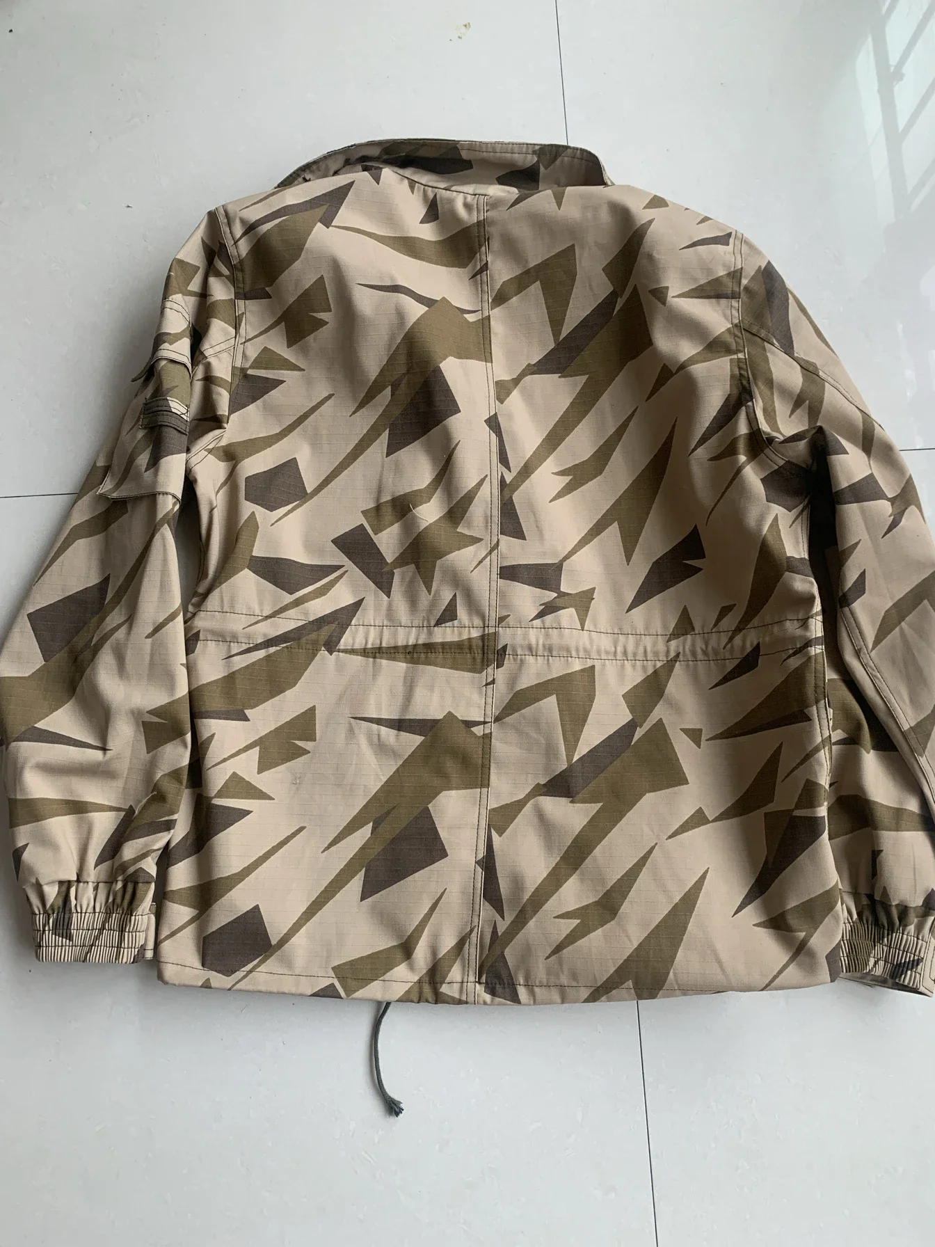 Neue Tarnuniform Winter Wüstengeometrie