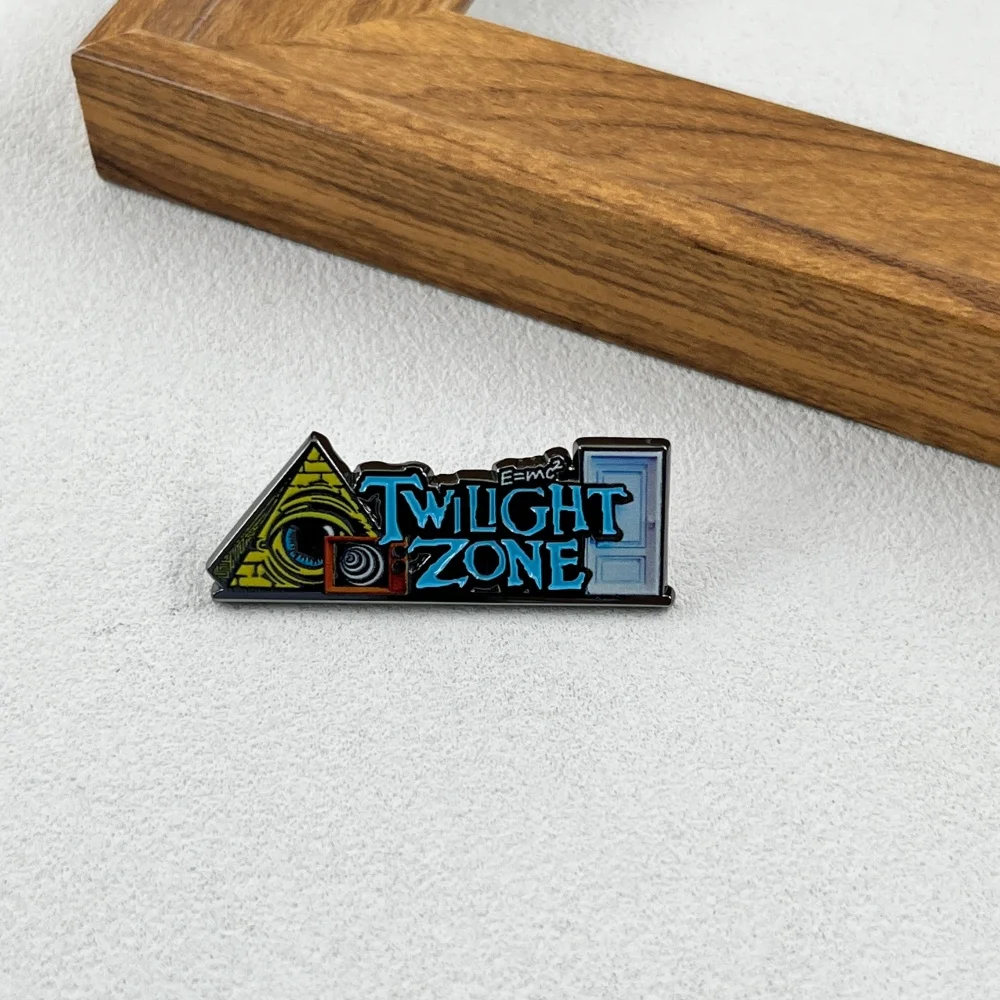 The Twilight Zone Metallbrosche Sci-Fi TV-Show Emaille-Pin Allsehendes Auge Pyramiden-Abzeichen Kleidung Rucksack Reversnadeln Sci-Fi Fan Geschenk – Detail 10