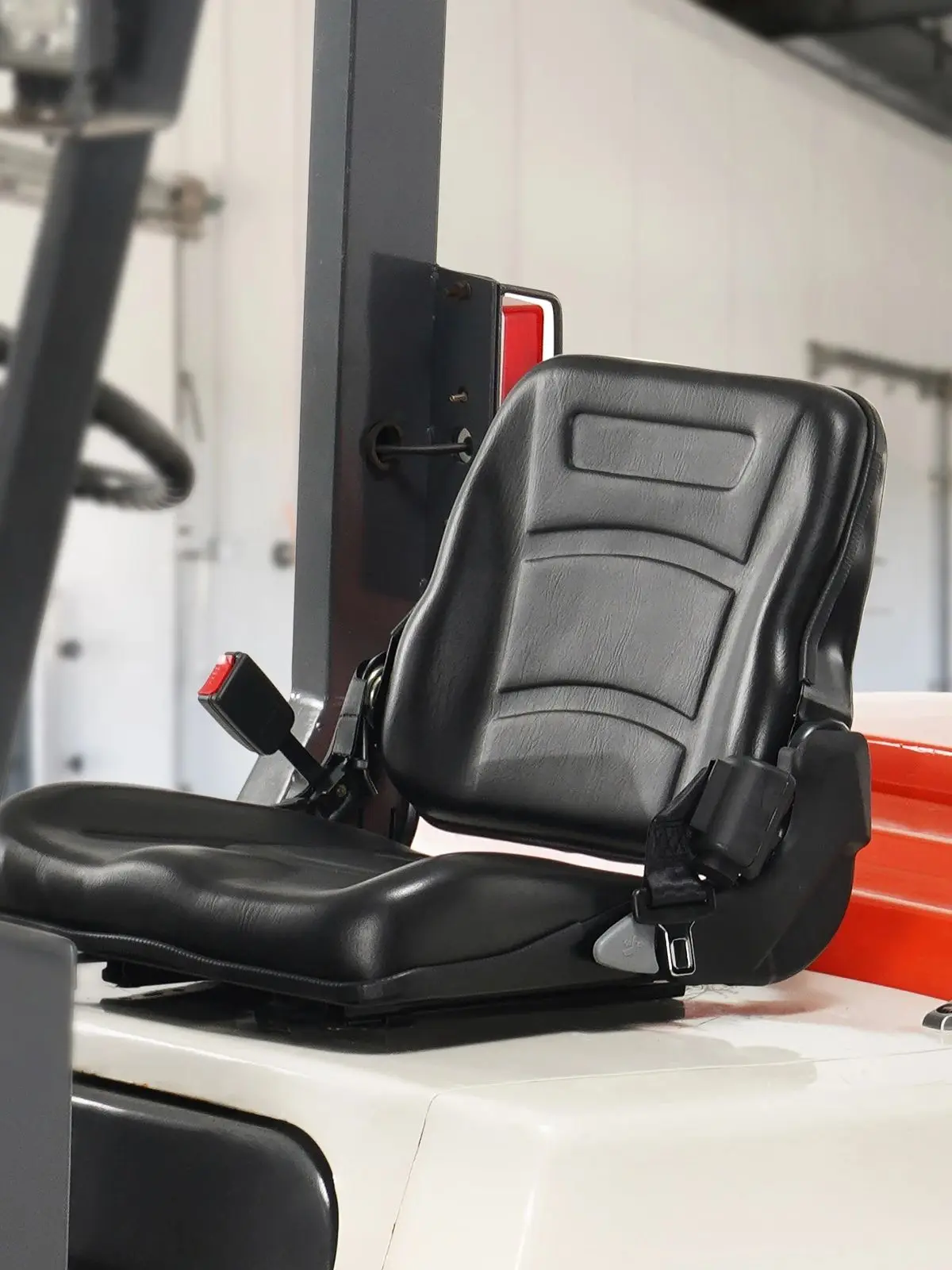 SucceBuy Universele vorkheftruckstoel Opklapbare tractorstoel met verstelbare hoekrug en microschakelaar Comfortabele vorkheftruckstoel - afbeelding 2