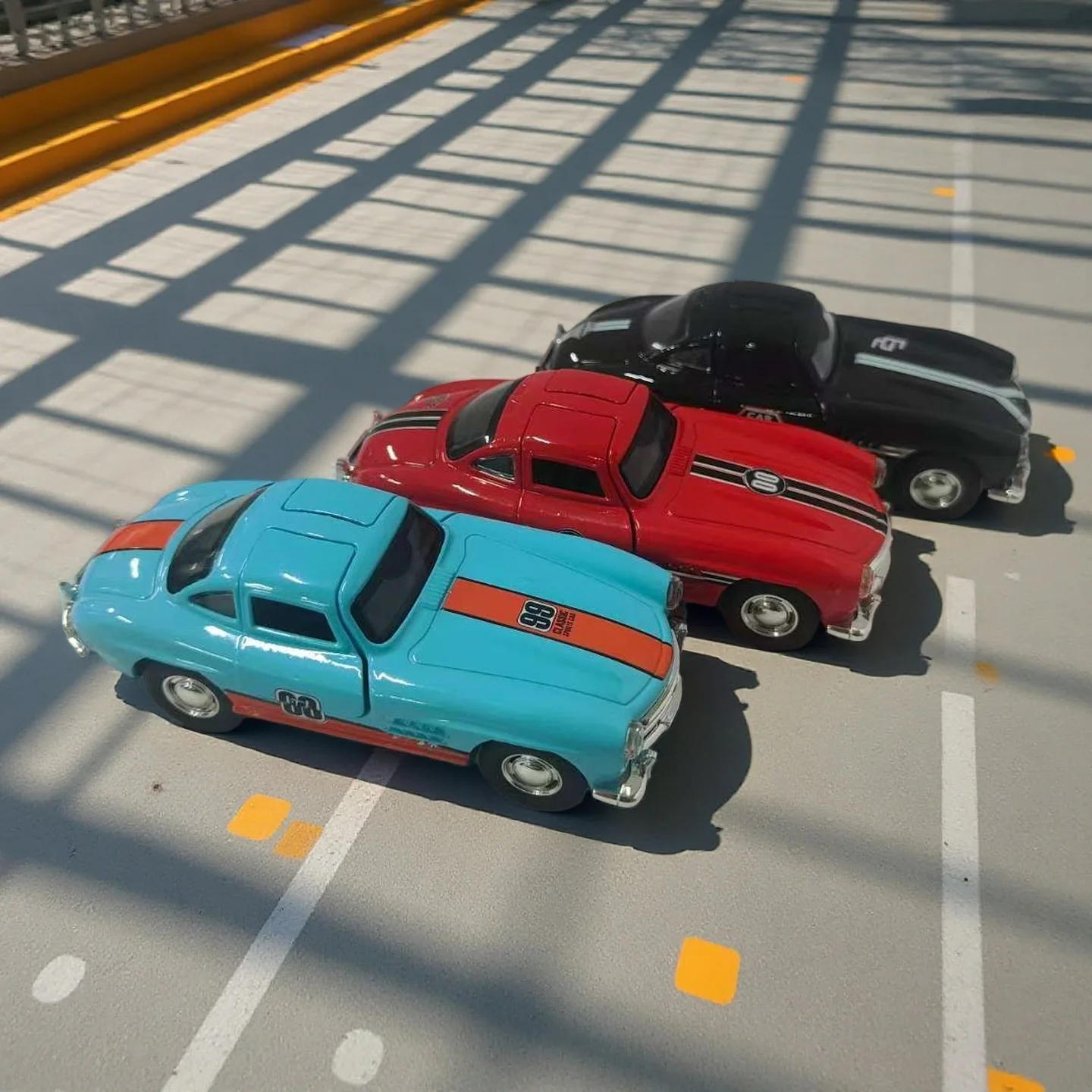 نموذج سيارة محاكاة بمقياس 1:36 مع أبواب مقصية قابلة للفتح - لعبة مجموعة نماذج سيارات السباق الرجعية من سبيكة التراجع