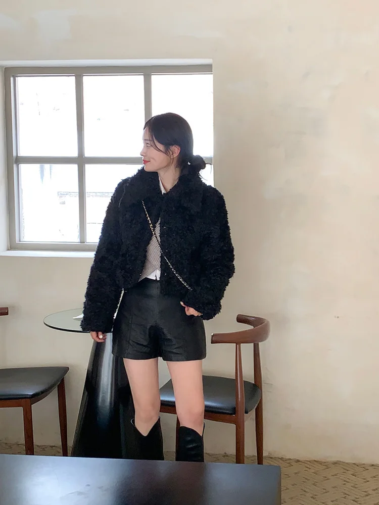 2025 Winter New Women's Thiened Bla Lamb Fur ort Coat Hair Inteated Outerwear Youth Faion Luxury Sle Long Sve