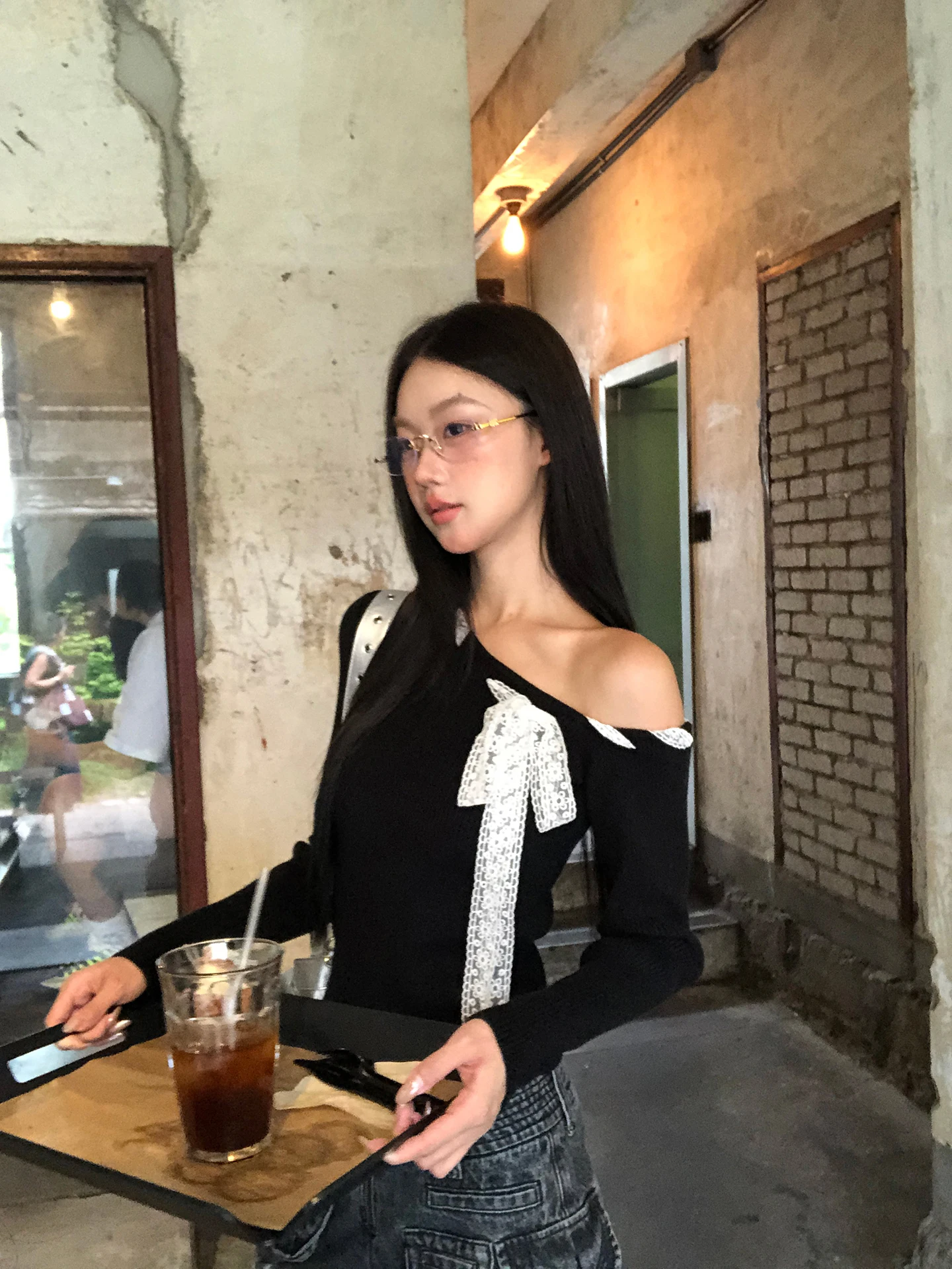 سترة قصيرة سوداء للنساء بأسلوب كسول وعصري، ذات إحساس راقي، تكشف الكتفين، محبوكة للارتداء الداخلي، مناسبة للعمل، تصميم مستقيم