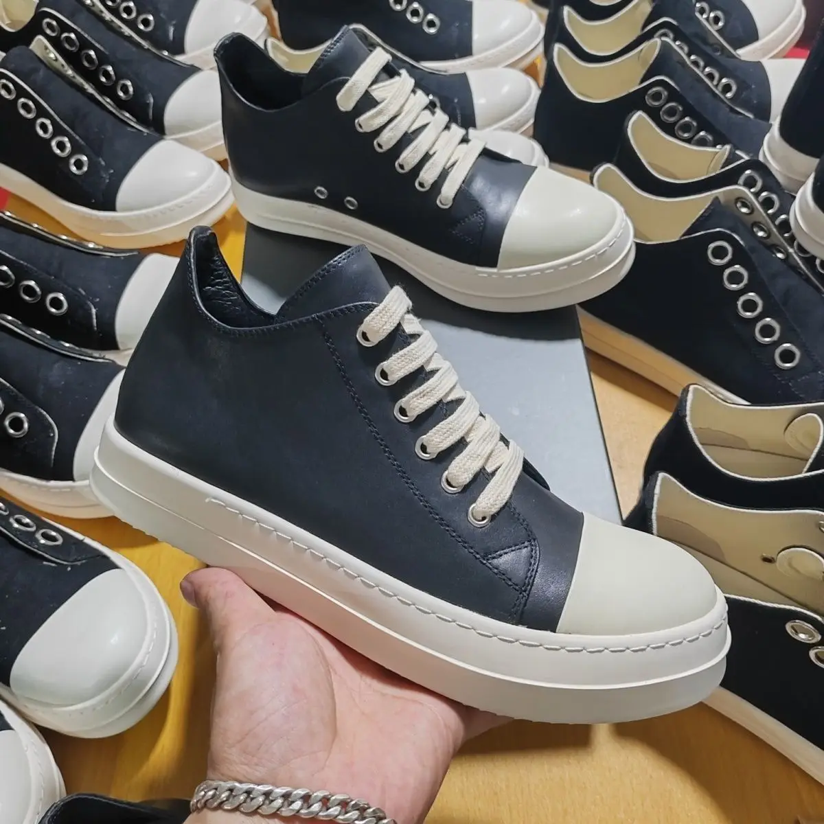 

2025 Unisex Low-Top Genuine Leather Casual Shoes Milk Fragrance Thick Sole Low-Cut Lace-Up Trendy Sneakers