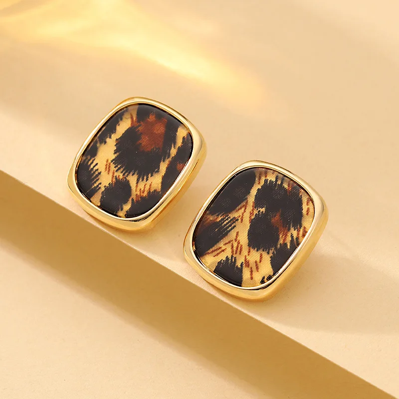 

Stylish and exquisite niche style Maillard style caramel leopard print plate geometric earrings light luxury high-end earrings