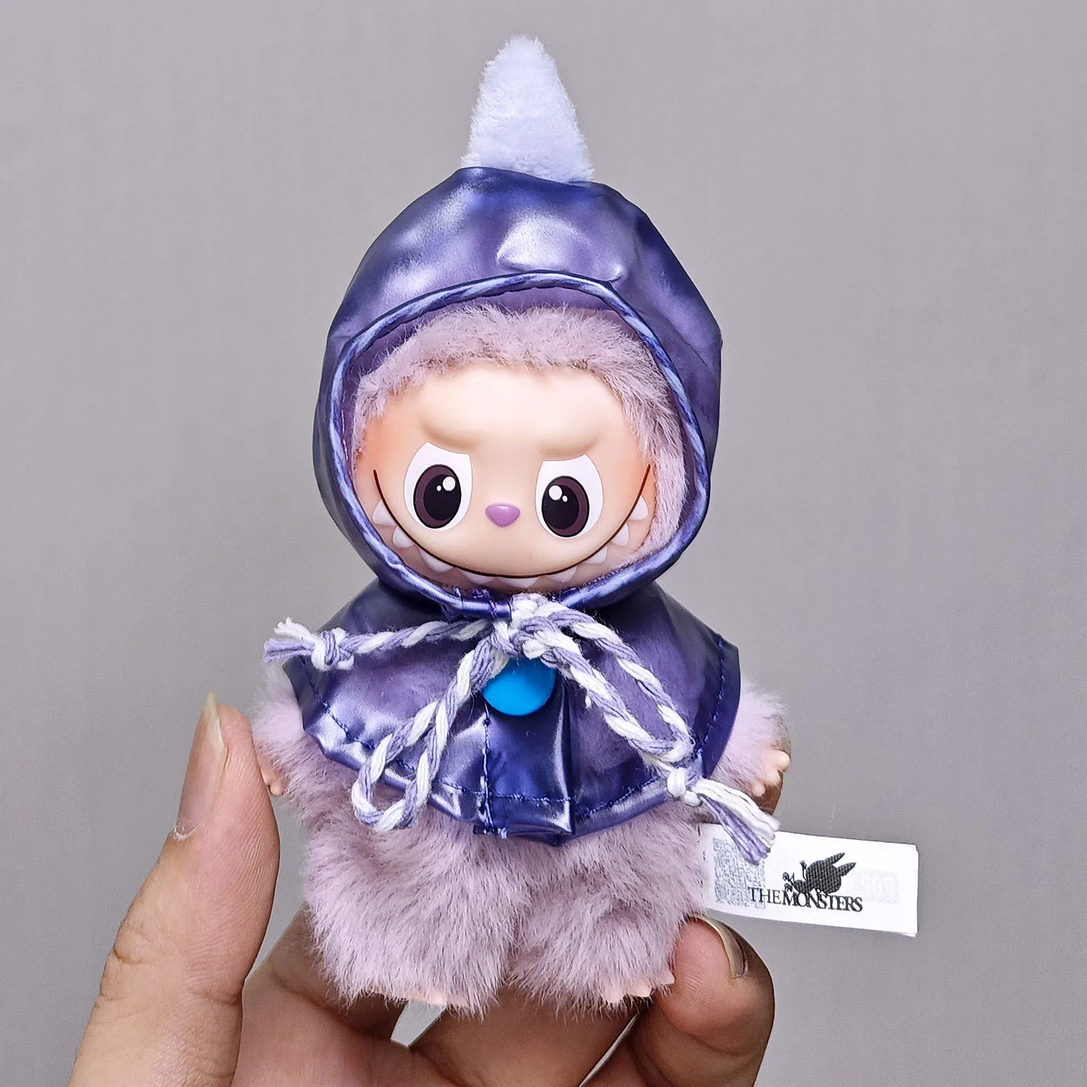 Set di abiti Mini Labubu Heart Code di quarta generazione per 10 cm, con occhiali a mantella e costume con figura in vinile impermeabile