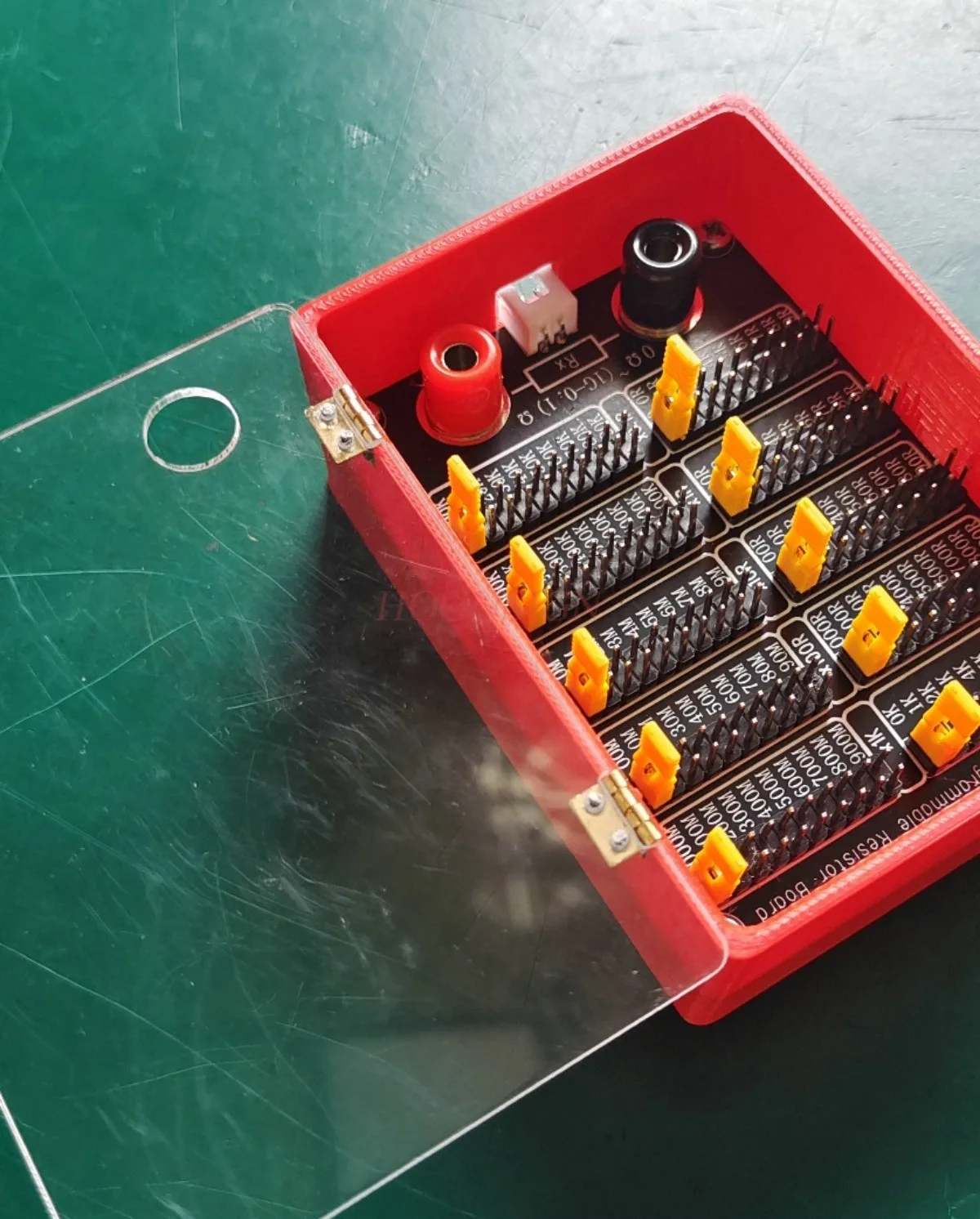 Scatola resistore didattico standard regolabile per studenti nella fisica elettrica delle scuole medie