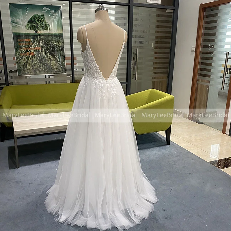 Gaun Pengantin Boho Putih Ringan Tali Spaghetti V-Neck A-line Tulle Pantai Gaun Pengantin Panjang Penuh Gaun Pengantin Terbuka Kembali