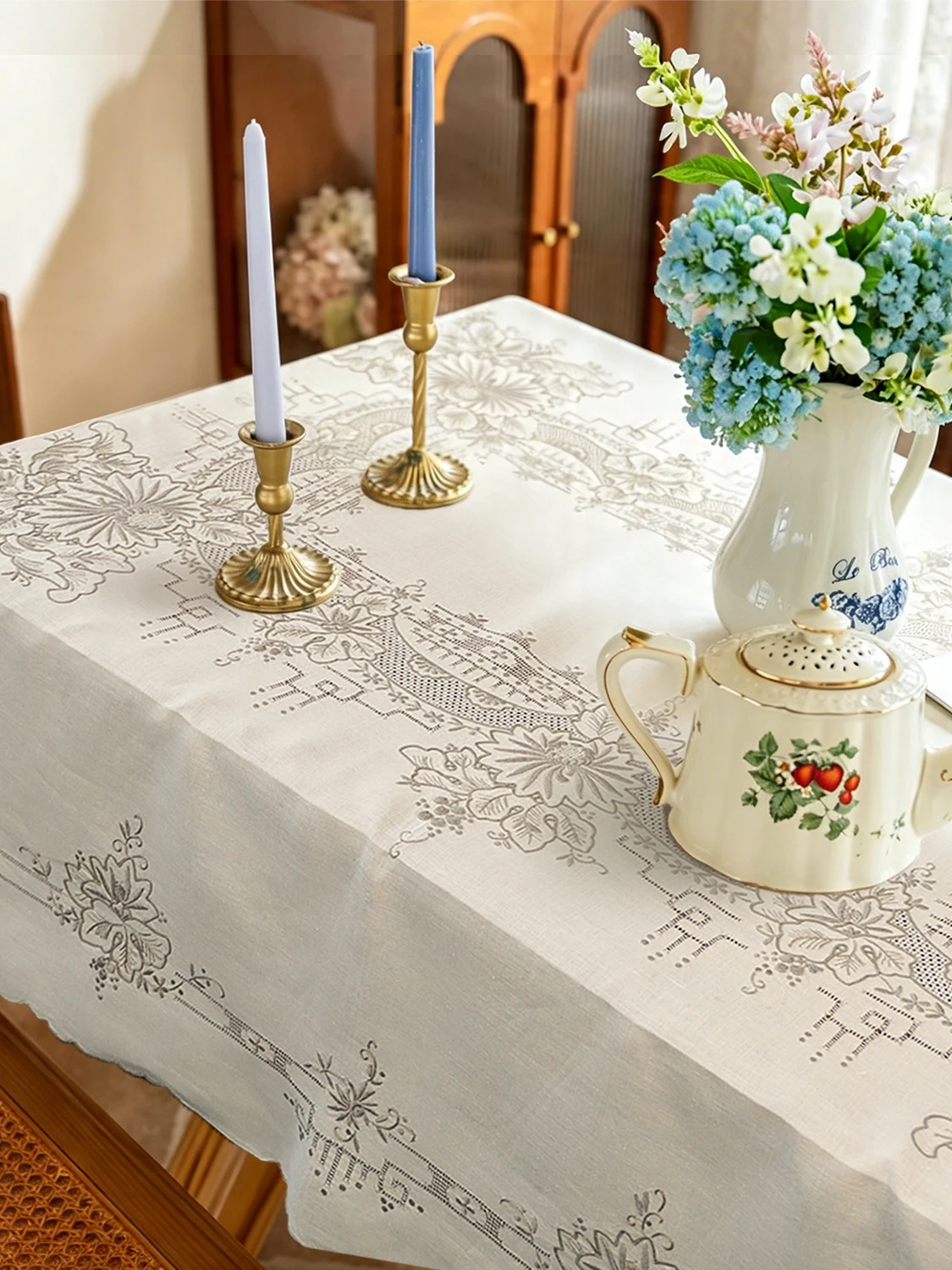 Handbestickte Leinen-Tischdecke 50x67 Zoll - Limitierte Auflage Cutwork Blumenmuster 100% Leinen Erbstück-Tischdecke mit Muschelkanten – Detail 3