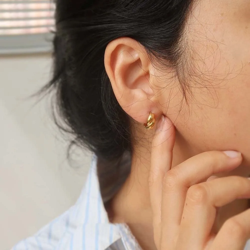 1 pair 18K PVD Gold Plated Twisted Mini Huggies High-Polished Texture Snap-Post Closure Minimalist Croissant Studs Compact