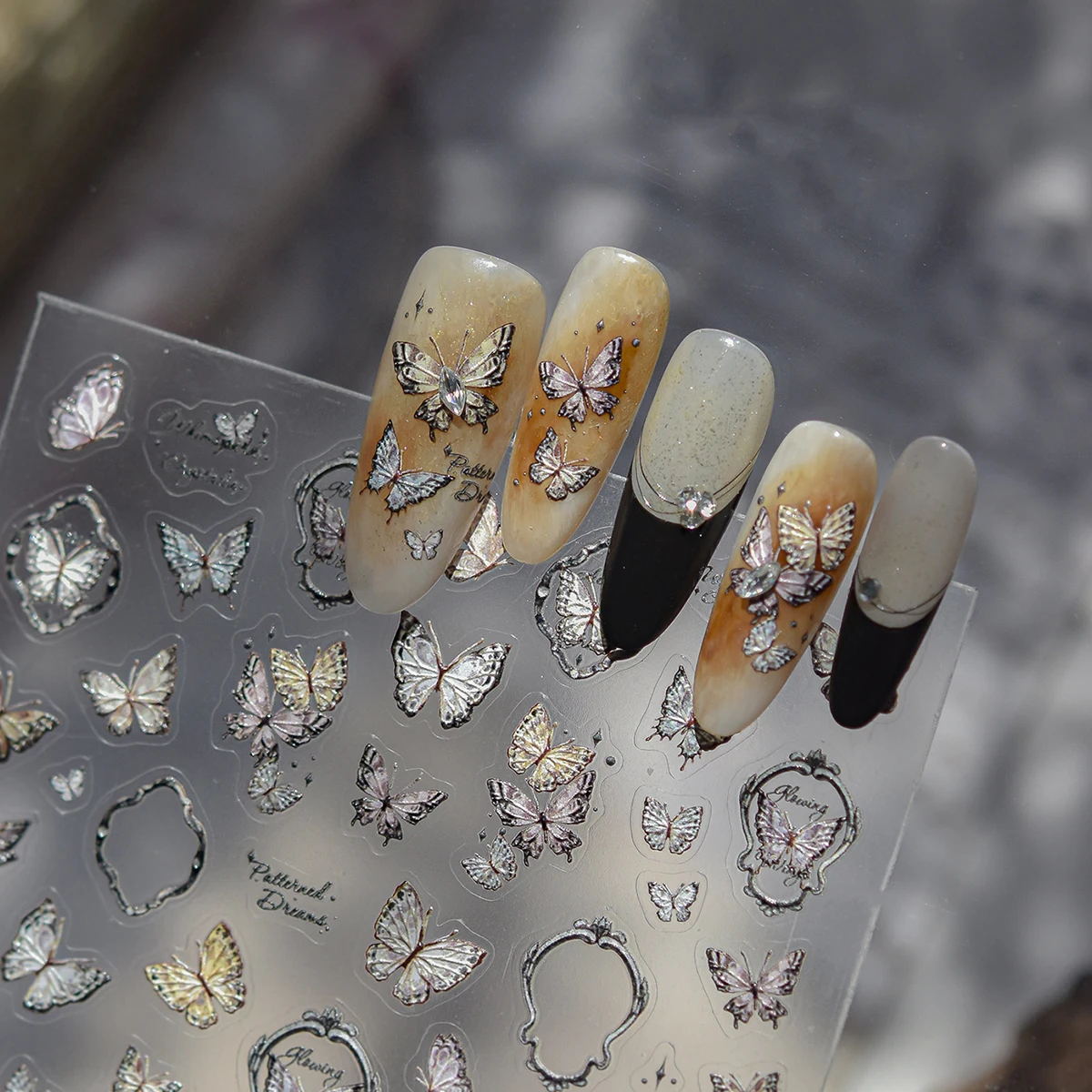 2 szt. Naklejki na paznokcie w stylu vintage z motywem motyli i kwiatów - Delikatne naklejki do zdobienia paznokci, łatwe w aplikacji, dekoracja paznokci, DIY, prezent
