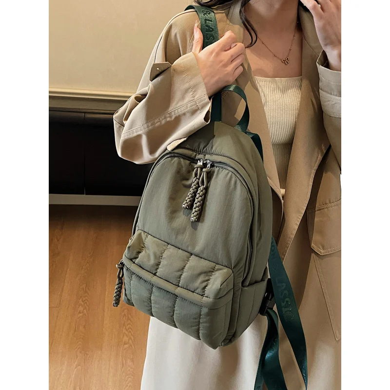 

Large-capacity casual backpack for women2025New winter school backpack for students commuting to class and traveling