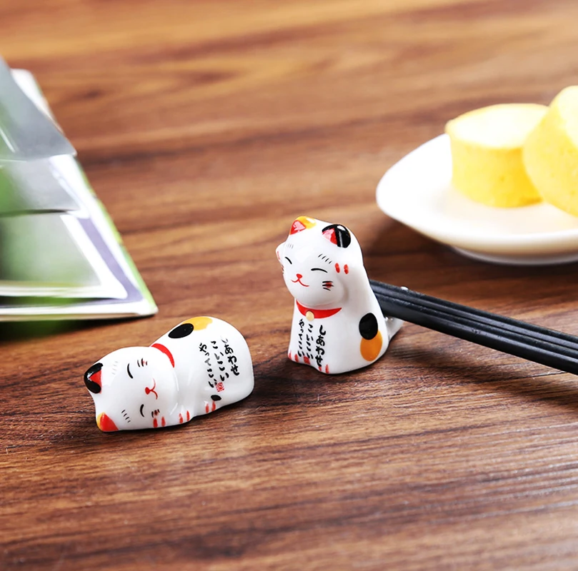 1pc Lucky Cat Ceramic Chopsticks Holder Chopsticks Pillow Hotel Restaurant Chopsticks Holder Japanese Style Kitten Pen Holder