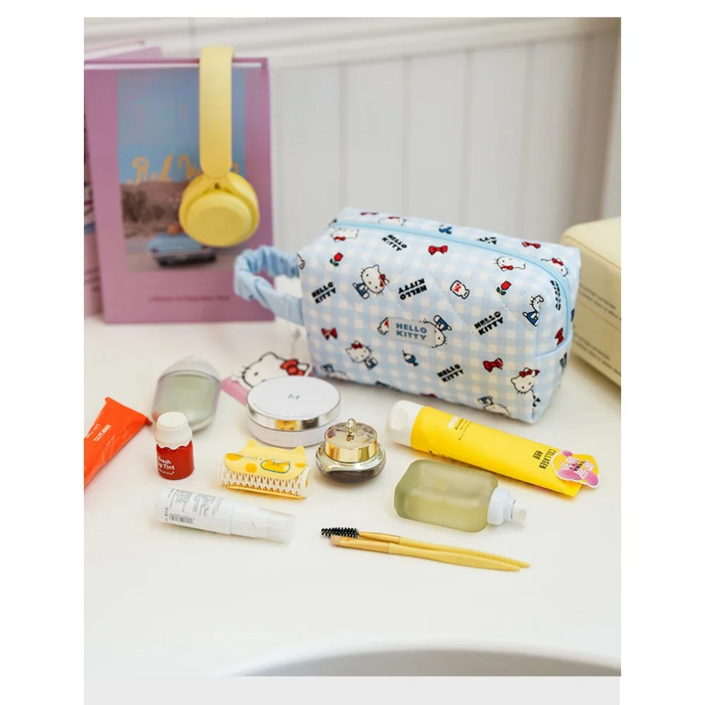 Weiche und niedliche karierte Hello Kitty gesteppte Kissen-Kosmetiktasche, Kulturtasche, Aufbewahrungstasche mit großem Fassungsvermögen, plissierte tragbare Reisetasche – Detail 3