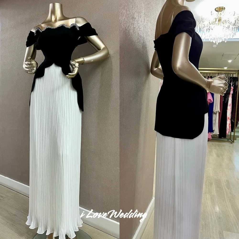 ชุดราตรีสีดำขาวแบบไม่มีสายรัดไหล่ แต่งระบาย ทรงเอไลน์ แบบเปิดไหล่ ชุดงานแต่งงาน ชุดงานเลี้ยง ยาวกรอมพื้น จับจีบ สามารถสั่งตัดได้