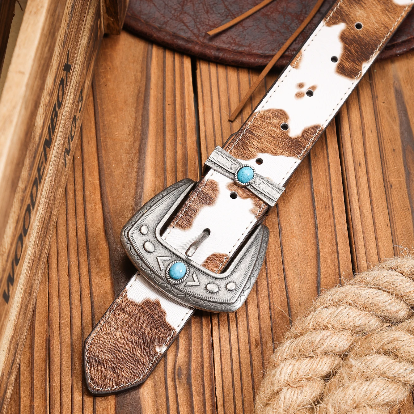 เข็มขัด PU แบบตะขอเกี่ยวสไตล์ตะวันตก เหมาะสำหรับทั้งชายและหญิง เข็มขัดลำลองและสไตล์เรโทร (ลายสุ่ม) (มีหมุดเจาะรู)