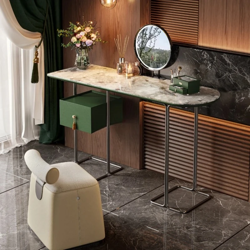 

Комод с мраморной поверхностью, умное зеркало, светлая роскошная главная спальня премиум-класса, столик для макияжа, простая атмосфера