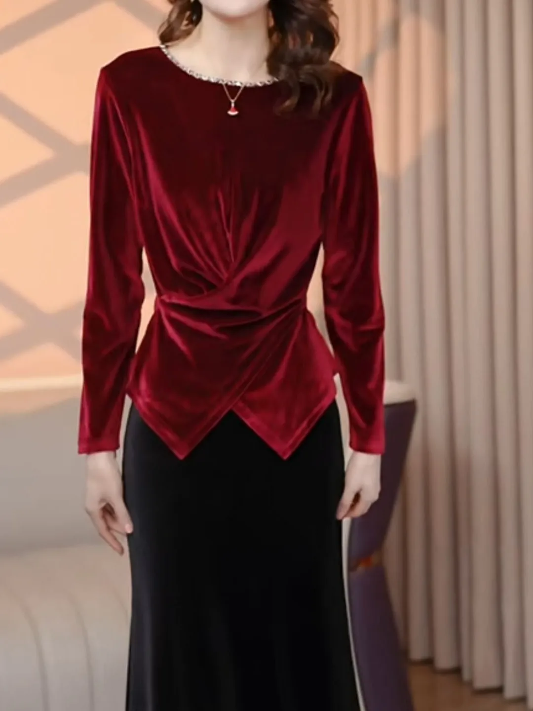 เสื้อยืดกำมะหยี่ผู้หญิง แฟชั่นประดับลูกปัด คอกลม แขนไขว้ ทรงสลิม ไซส์เล็ก เหมาะสำหรับใส่ทำงาน ฤดูใบไม้ร่วง รุ่นใหม่ล่าสุด