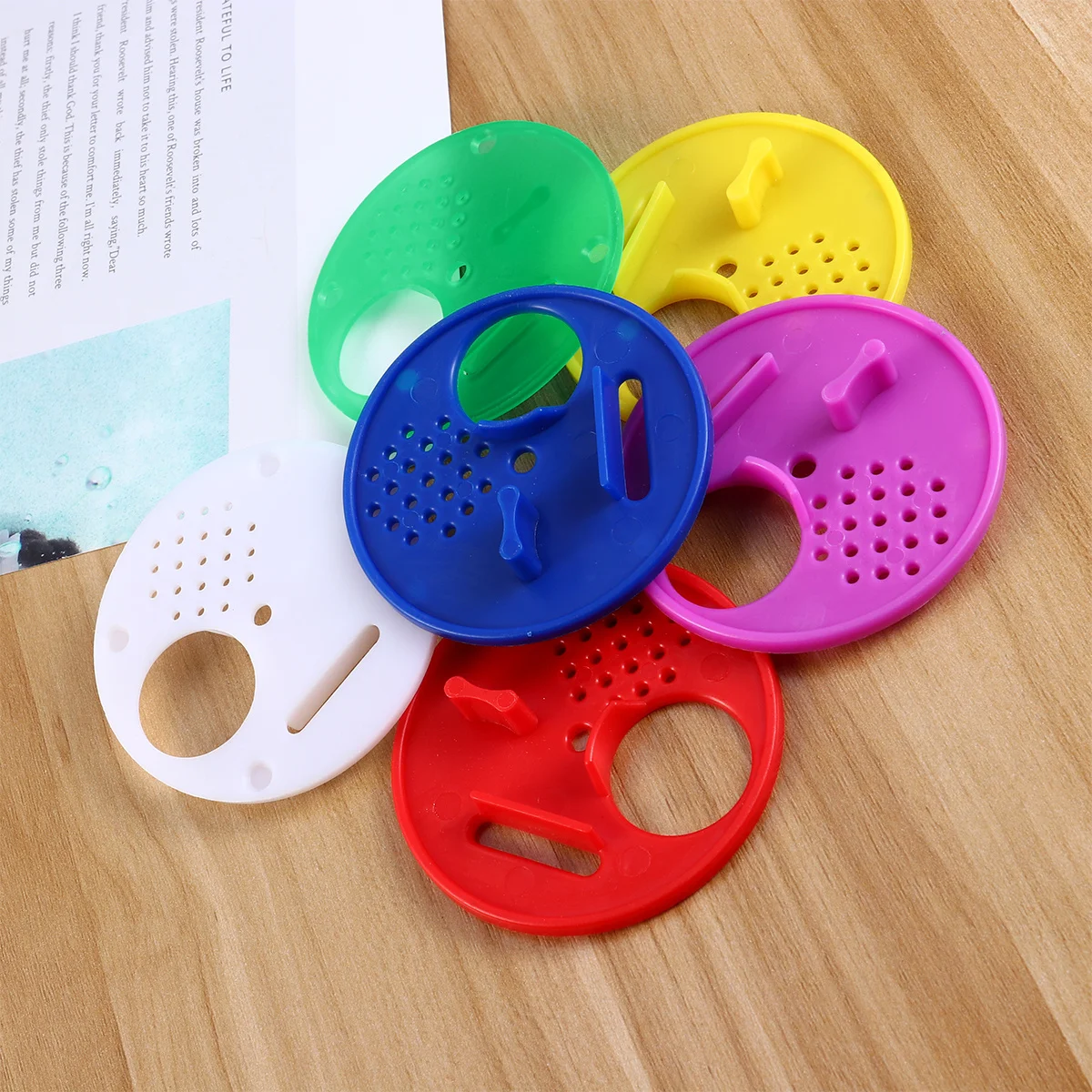 

36pcs Bee Gate Discs Round Entrance Hive Tool Plastic Beehive Nest Door Adjustable Vent For Beekeeping Use Random Color