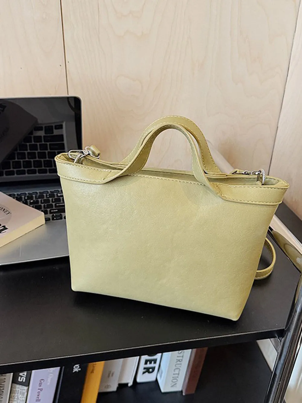 

Однотонная глянцевая сумка через плечо из искусственной кожи, вместительная женская сумка на плечо, простой стиль, роскошная сумка-багет для женщин