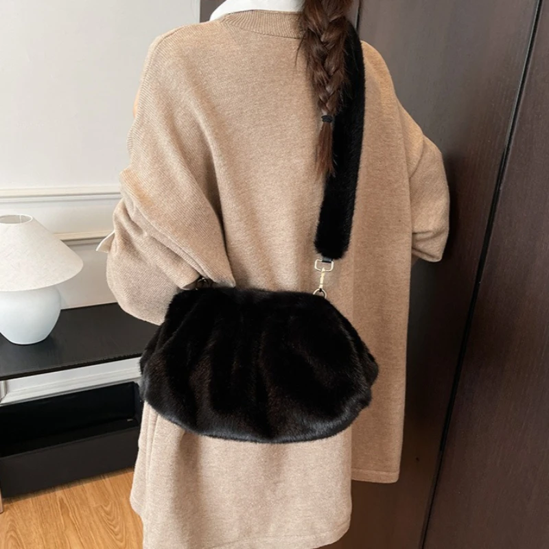 

Fashion Faux Fur Shell Crossbody Bag Women Winter New Wrinkle Cloud Clutch Bag High Quality Plush Shoulder Bag