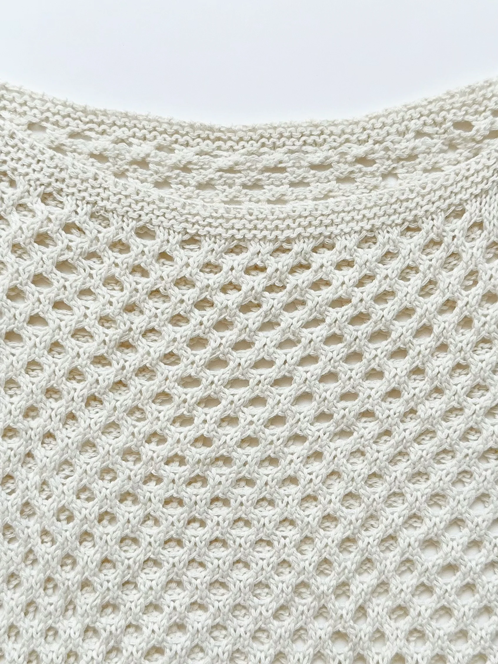 Lässiges, tailliertes Strick-Kurzkleid, Strandkleid mit seitlichem Tunnelzug und Cut-Outs, trendige Damen-Strandmode – Detail 14