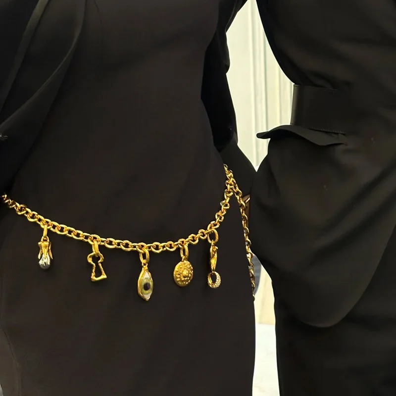 高級レトロ風変わりなパーソナライズされたマルチ要素ネックレスベルトチェーン女性ファッションジュエリーブランドショーモデルベルトアクセサリー
