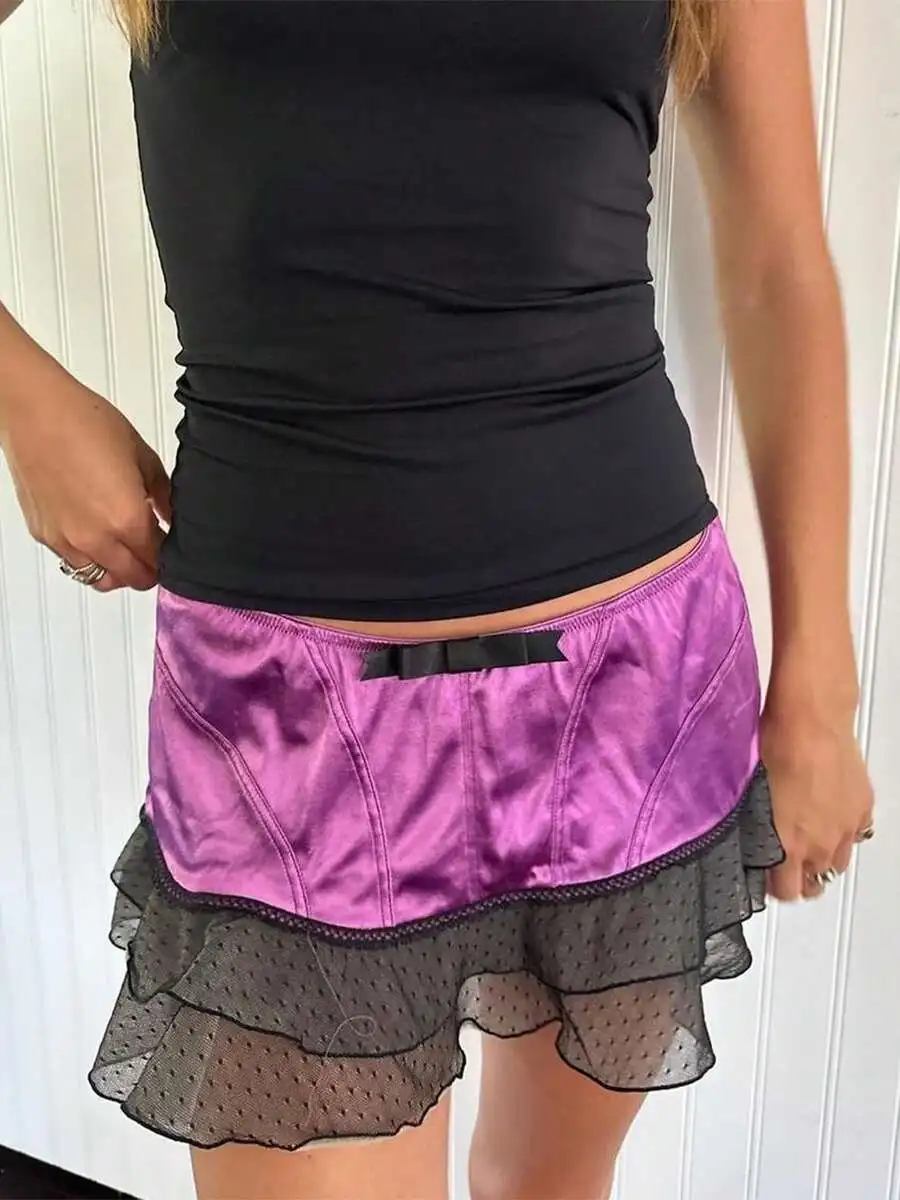 

Фиолетовая атласная мини-юбка с черным бантом спереди и многослойным сетчатым оборчатым подолом