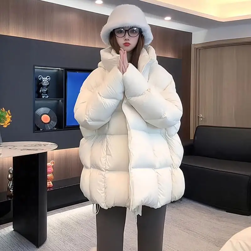 เสื้อแจ็คเก็ตผู้หญิงแบบพองตัวสีขาว ผ้าโพลีเอสเตอร์ ทรงหลวม หมวกฟูสูง เหมาะสำหรับเดินทาง  ฮู้ดไม่สามารถถอดออกได้