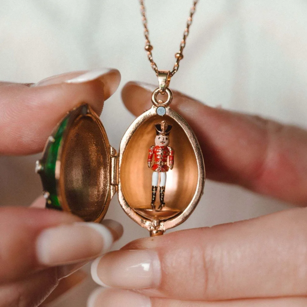 Simple Easter Egg Closure Necklace For Women Retro 18k Copper Alloy Soldier Rainbow Horse Pendant Necklace Fashion Jewelry