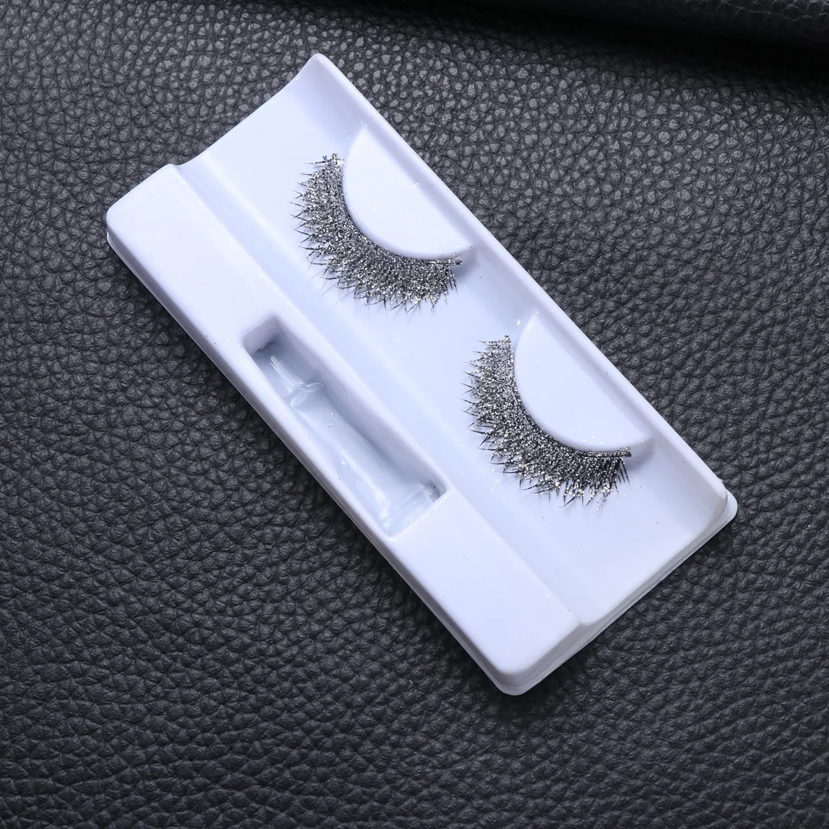 Ciglia finte spesse lunghe argento lucido Ciglia finte incrociate esagerate per le donne Ciglia finte per feste cosplay