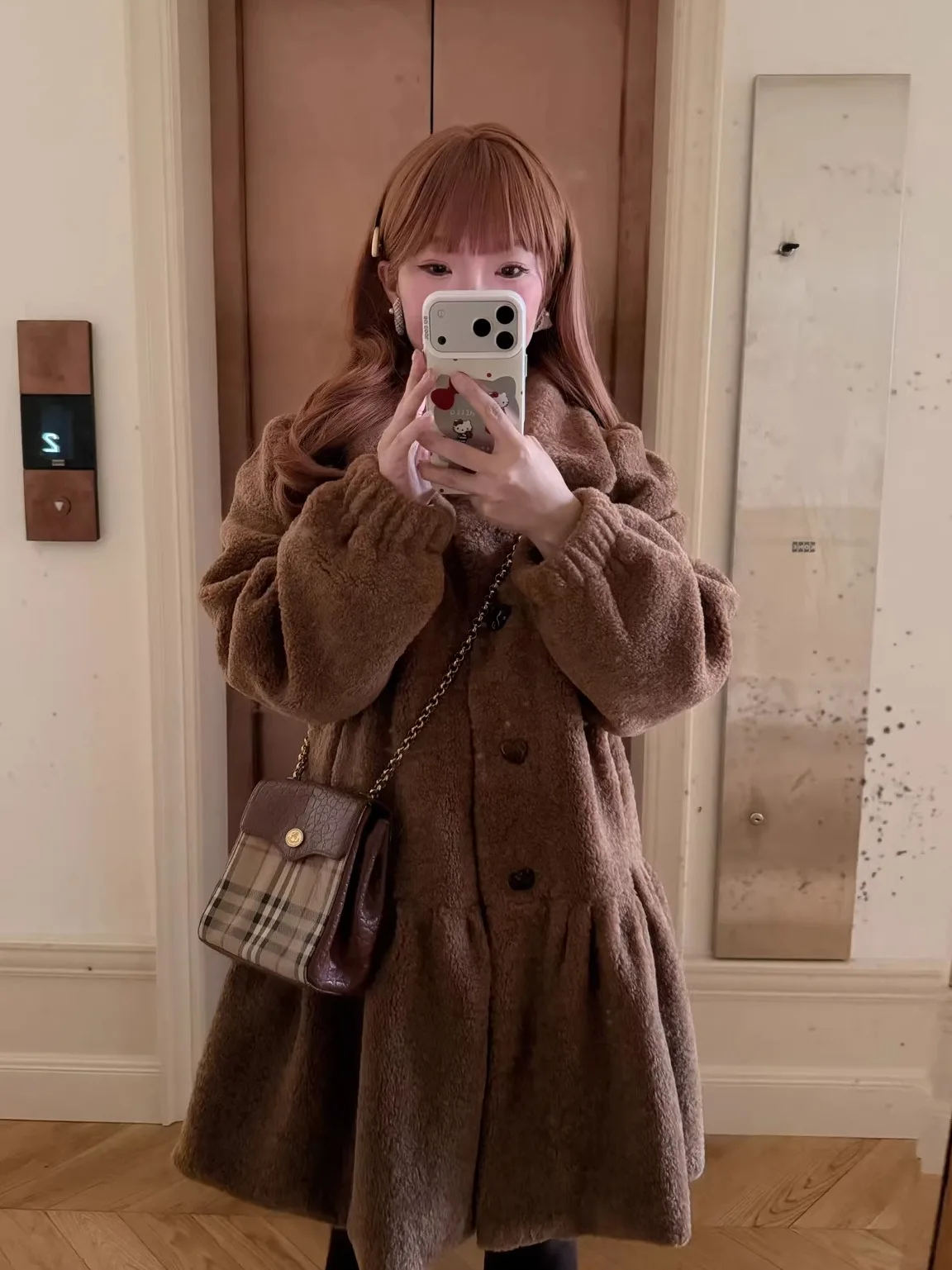 

Экологичная винтажная шуба с длинными рукавами и юбкой-трапецией: эффектная верхняя одежда к Новому году, доступна в двух цветах, для молодежи и среднего возраста.