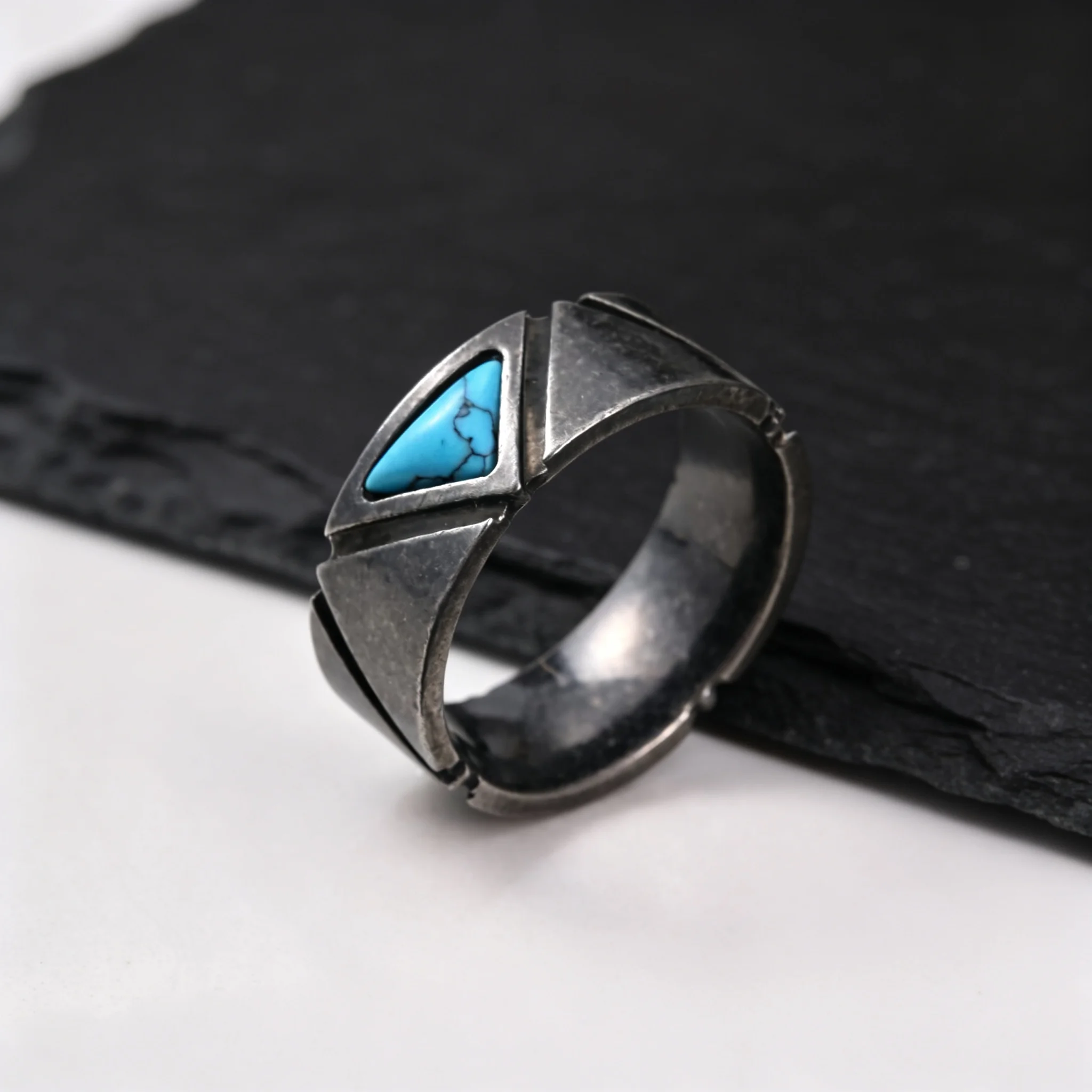 Vintage Gun Black Edelstahlring für Herren, dreieckig geschliffener natürlicher Türkisring, stilvoller Punk-Schmuck für Männer. – Detail 3