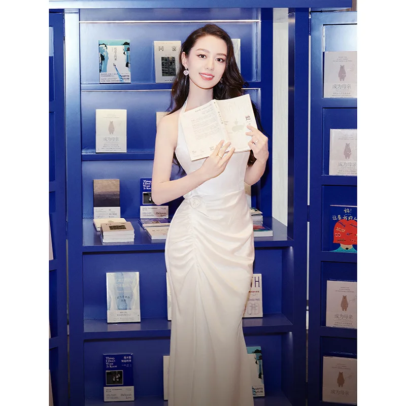 Белое вечернее платье с бретелькой на шее для женщин2025Новое легкое роскошное нишевое элитное атласное платье русалки для ведущего банкета