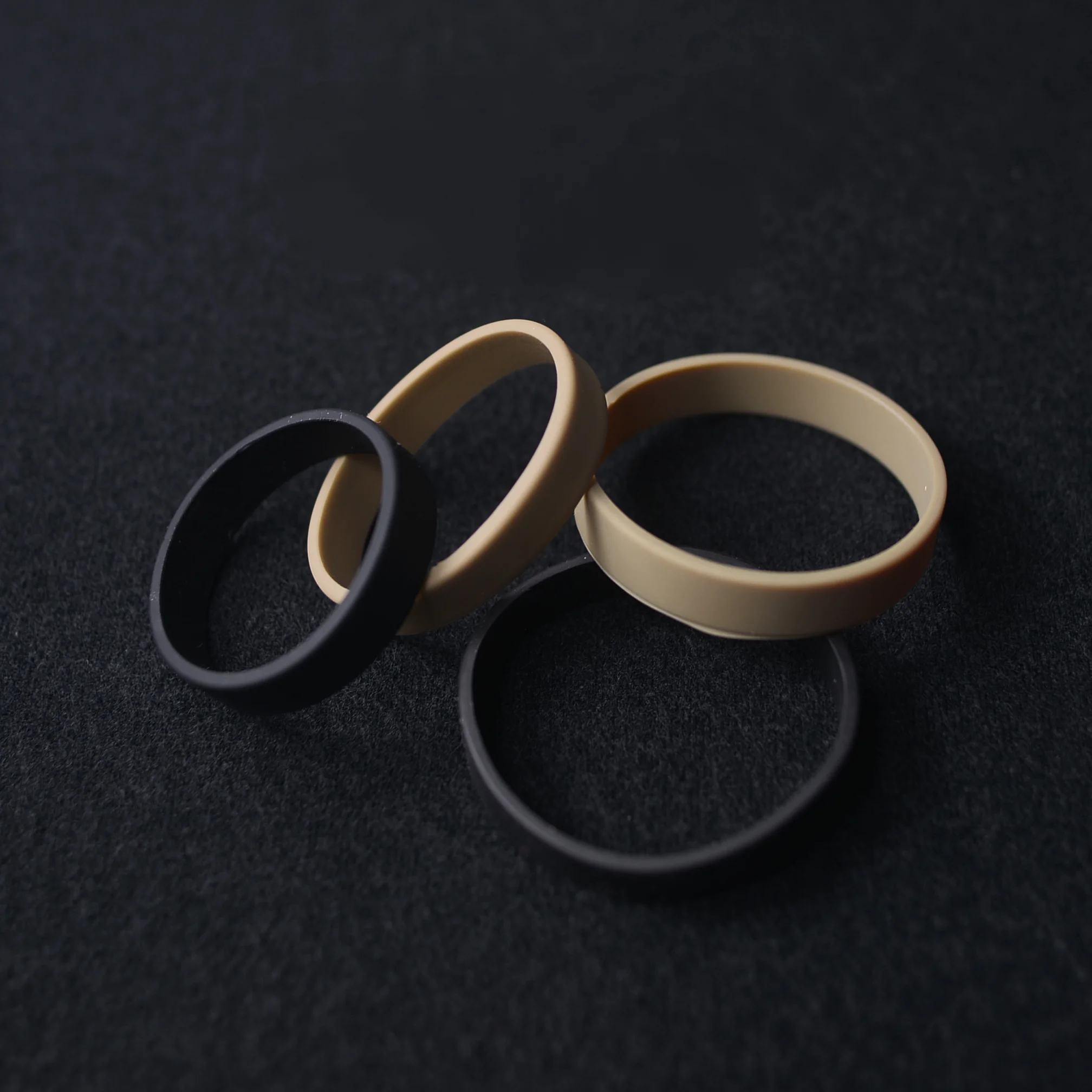 Accesorio táctico con gomas y anillos elásticos de silicona para fijar equipo - imagen 5