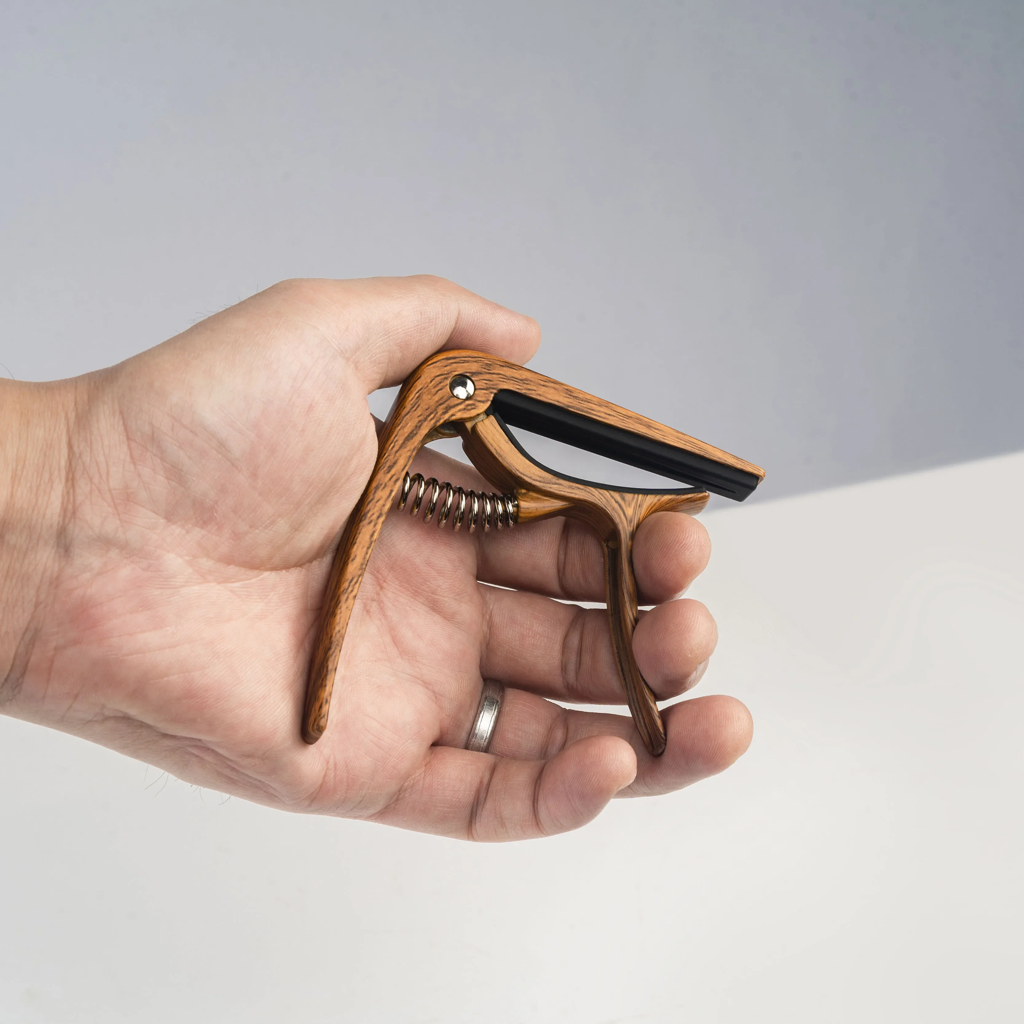 GUITTO GGC-04 Gitarren-Capo für akustische klassische E-Gitarre, universelles Zubehörteil, multifunktionale Stimmklemme aus Zinklegierung – Detail 5